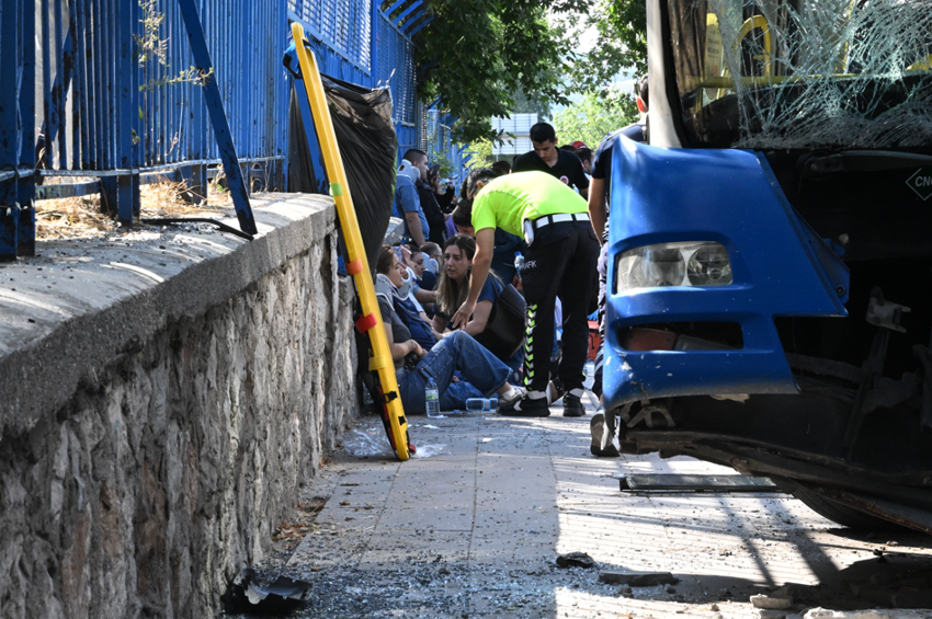 Ankara'da otobüs kazası! Çok sayıda yaralı var - Resim : 2