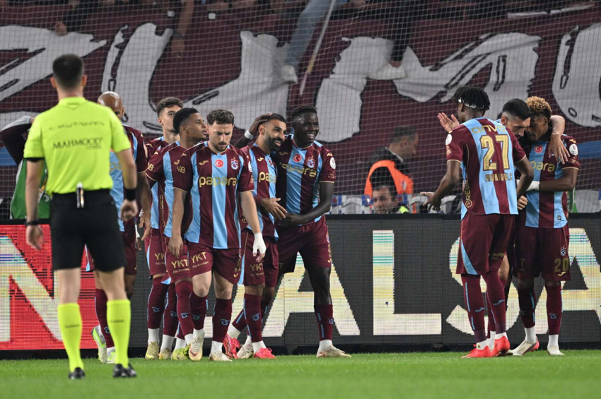 Süper Lig’de nefes kesen derbi: 4 gol, 2 kırmızı kart! Trabzonspor, Galatasaray’ı farklı yendi! Salah hat-trick yaptı - Resim : 4