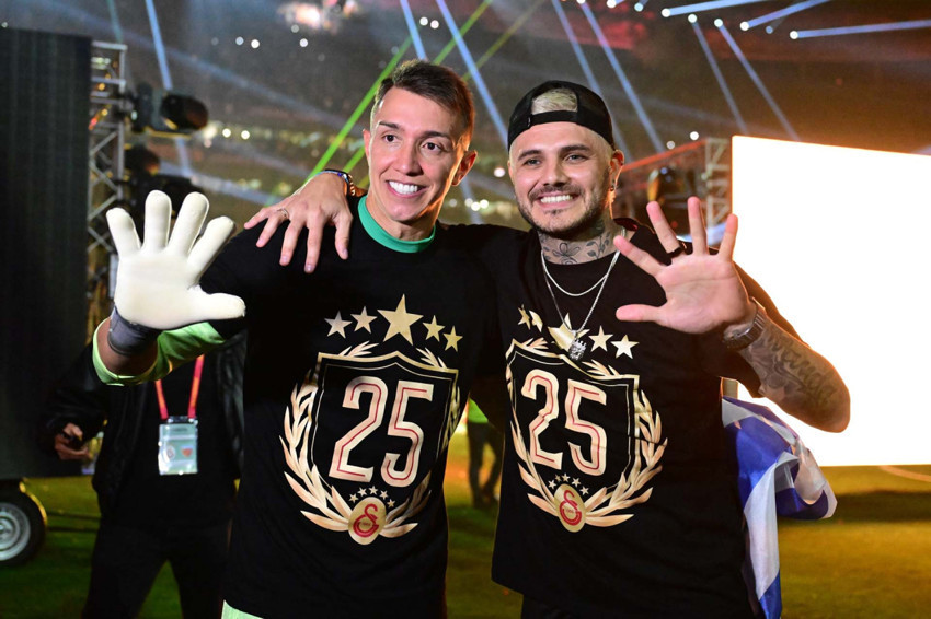 Galatasaraylı futbolculardan coşkulu şampiyonluk kutlaması - Resim : 38