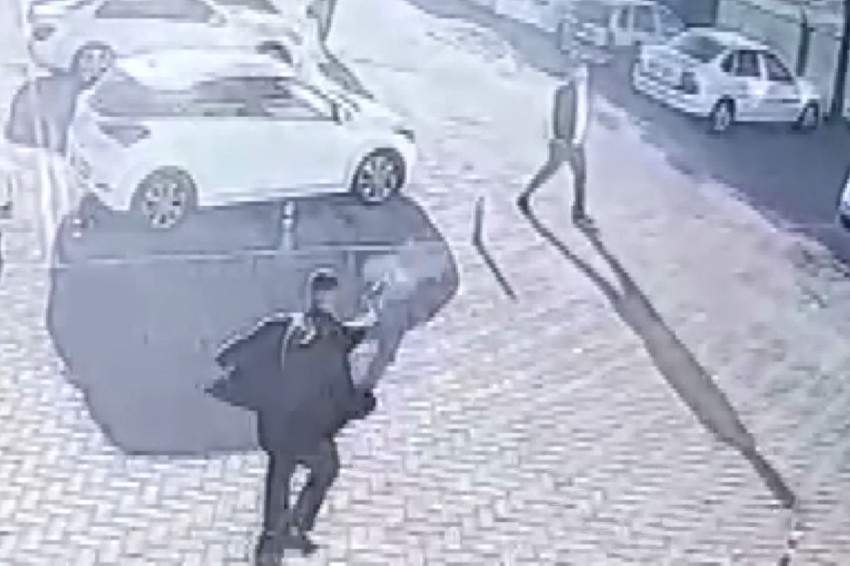 Otobüs firması sahibine silahlı saldırı! Pusuda beklediği anlar kameraya kaydedildi - Resim : 1