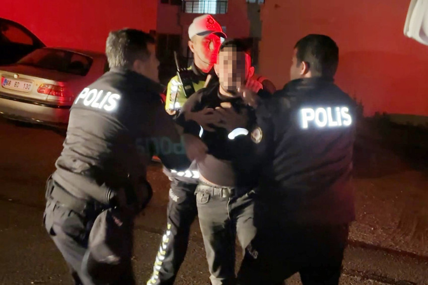 Trafik kontrolünde gergin anlar! Polise önce yalvardı, sonra küfredip kaçtı: Sevgilimin yanında beni bozma - Resim : 3