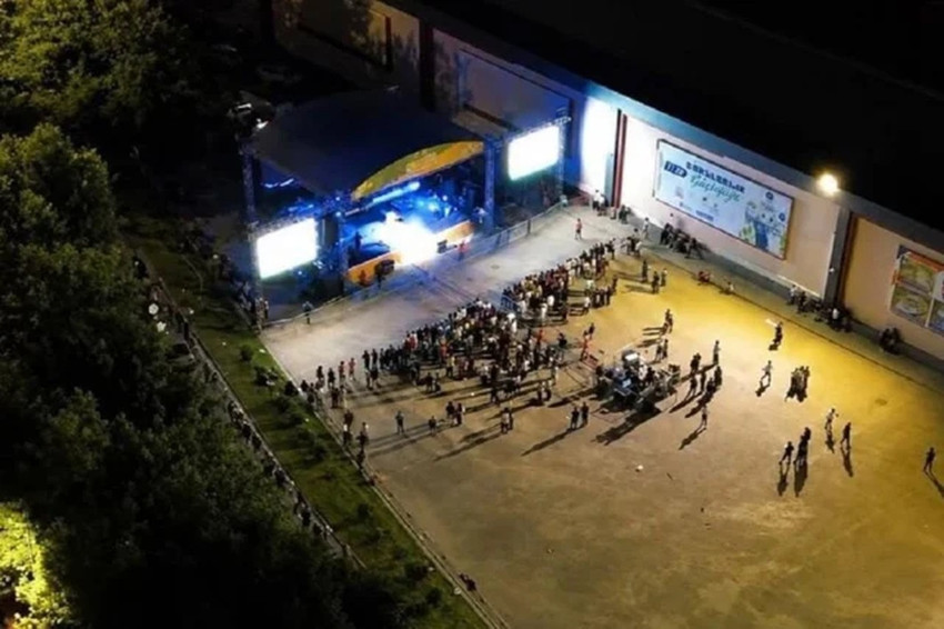 Ünlü şarkıcıya sahne şoku! Herkes nerde diye sordu, yanıt alandan geldi: "Kayısı toplamaya gittiler!" - Resim : 3
