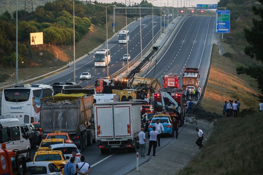İstanbul'da hafriyat kamyonu devrildi!.. İstanbul Havalimanı yolu trafiğe kapandı! - Resim : 5