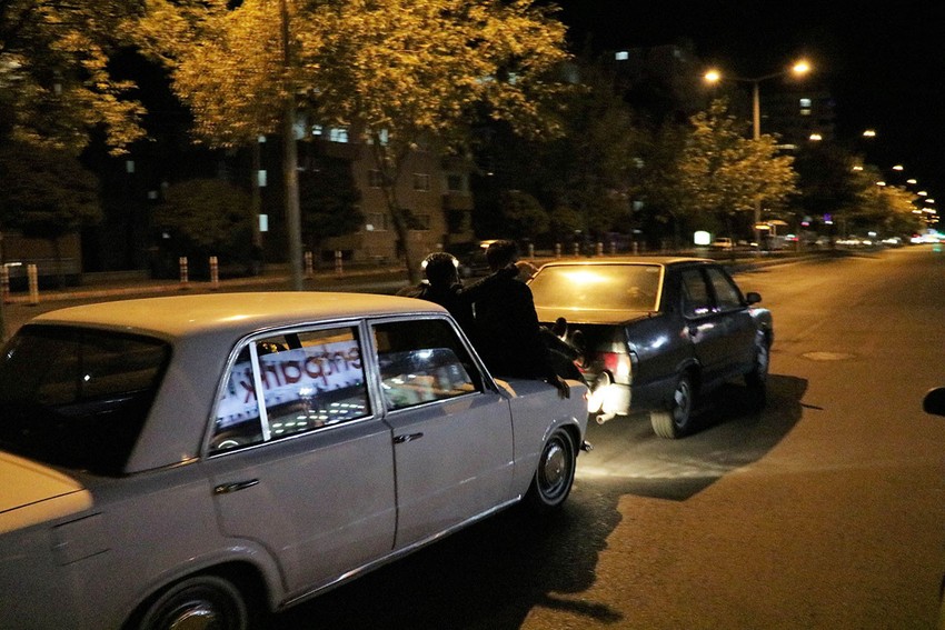 İtmeye ne gerek var! Yakıtı biten otomobili böyle yürüttüler - Resim : 1