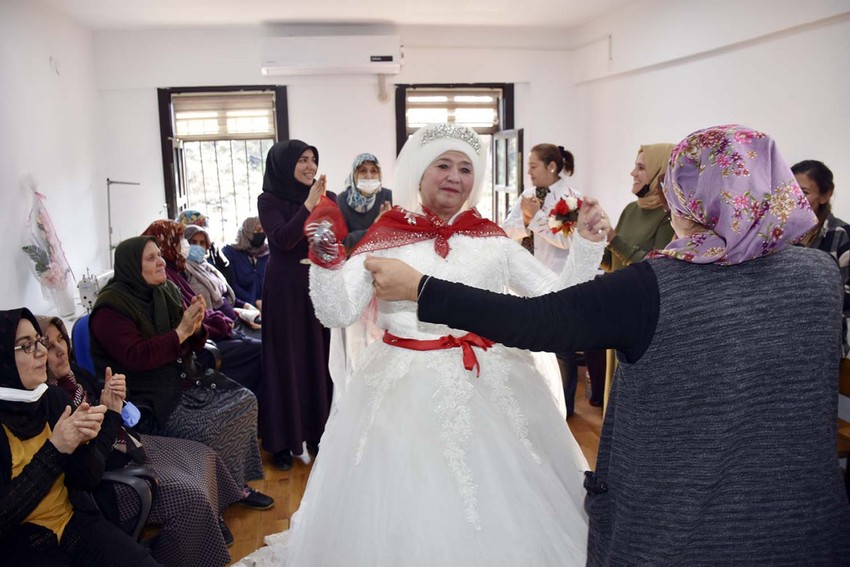 4 çocuğu ve 9 torunu var; 38 yıl sonra gelinlik giydi - Resim : 5