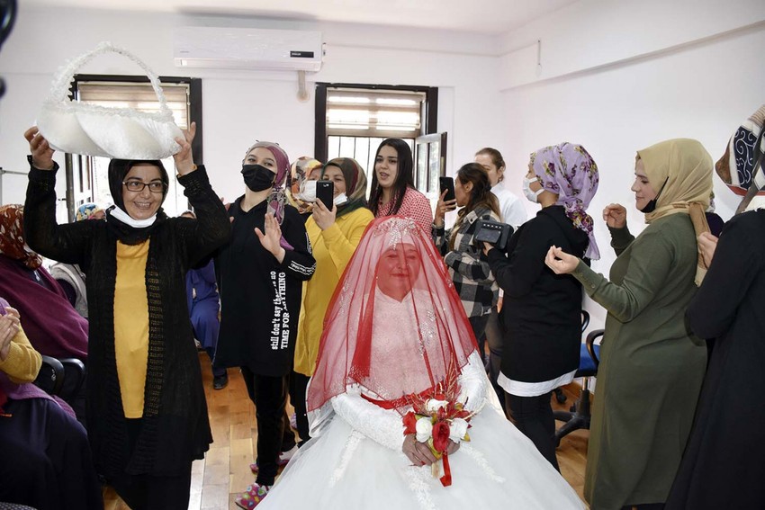 4 çocuğu ve 9 torunu var; 38 yıl sonra gelinlik giydi - Resim : 4