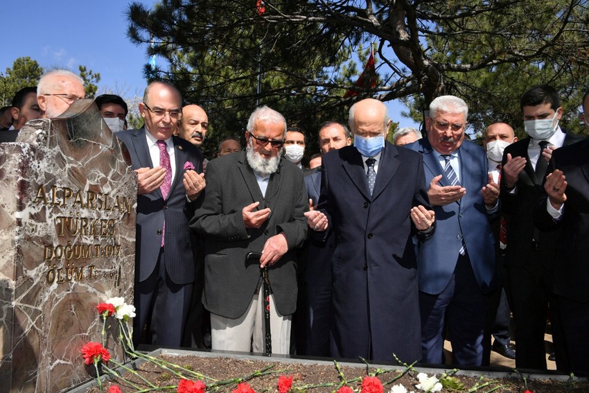 Bahçeli'den Türkeş'in anıt mezarına ziyaret - Resim : 1