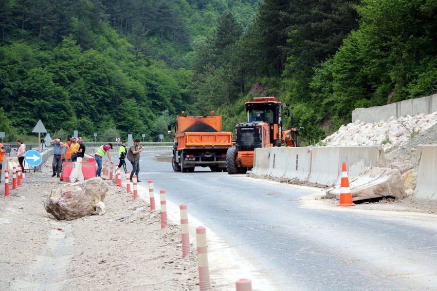 Dağdan kopan dev kayalar yola indi! Ulaşım durdu - Resim : 1