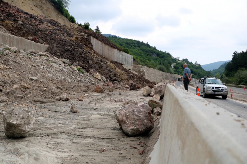 Dağdan kopan dev kayalar yola indi! Ulaşım durdu - Resim : 2