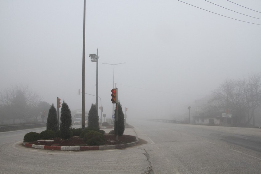 Kula'da gece saatlerinden itibaren etkili olan sis yaşamı olumsuz etkiledi - Resim : 1