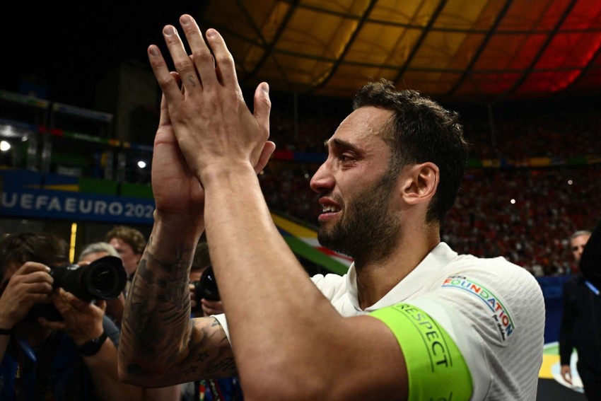 Hollanda maçı sonrası duygusal anlar! Hakan Çalhanoğlu gözyaşlarına hakim olamadı! - Resim : 1