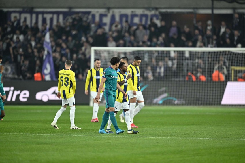 Fenerbahçe taraftarına saldırı! Hakem soyunma odasına gitti! Anderlecht- Fenerbahçe maçı kısa süre yarıda kaldı! - Resim : 2