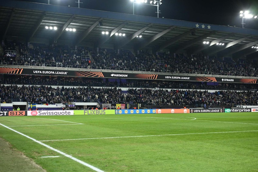 Fenerbahçe taraftarına saldırı! Hakem soyunma odasına gitti! Anderlecht- Fenerbahçe maçı kısa süre yarıda kaldı! - Resim : 1