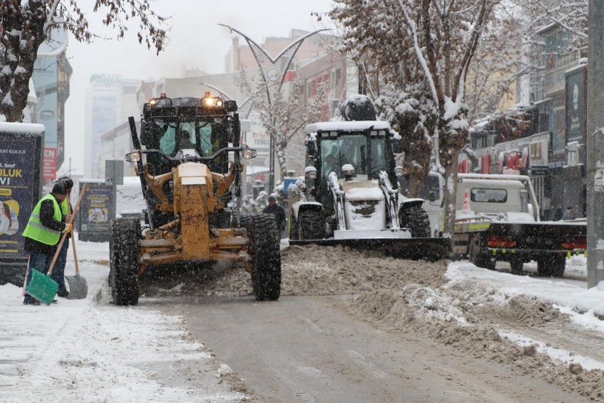 Meteorolojiden gelen uyarının ardından Van'da etkili oldu. Kentte 560 yerleşim yerine ulaşım kapandı - Resim : 2