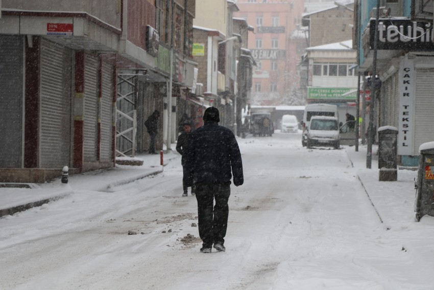 Meteorolojiden gelen uyarının ardından Van'da etkili oldu. Kentte 560 yerleşim yerine ulaşım kapandı - Resim : 1