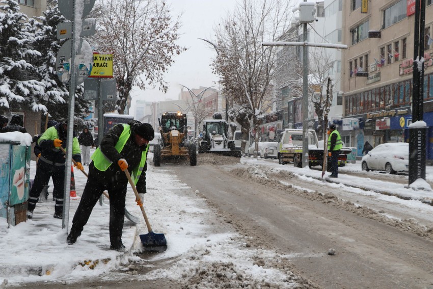 Meteorolojiden gelen uyarının ardından Van'da etkili oldu. Kentte 560 yerleşim yerine ulaşım kapandı - Resim : 3