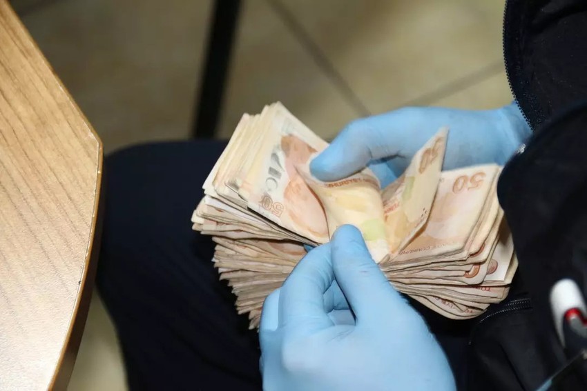 Dilencinin üzerinden çıkan para şoke etti! 8 zabıta 1 saatte zor saydı - Resim : 3