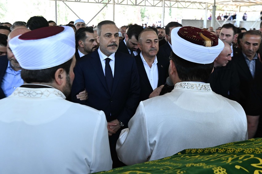 Mevlüt Çavuşoğlu'nun acı günü! Osman Çavuşoğlu son yolculuğuna uğurlandı - Resim : 7