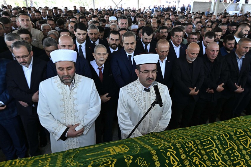 Mevlüt Çavuşoğlu'nun acı günü! Osman Çavuşoğlu son yolculuğuna uğurlandı - Resim : 9