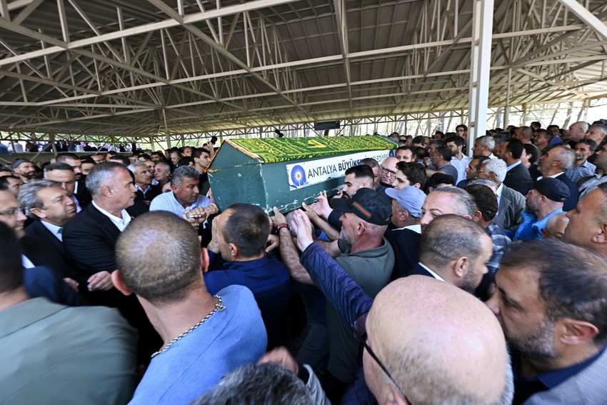 Mevlüt Çavuşoğlu'nun acı günü! Osman Çavuşoğlu son yolculuğuna uğurlandı - Resim : 1