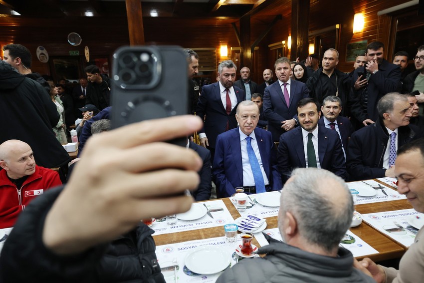 Cumhurbaşkanı Erdoğan geceyi dışarıda geçiren vatandaşlarla sohbet etti - Resim : 3