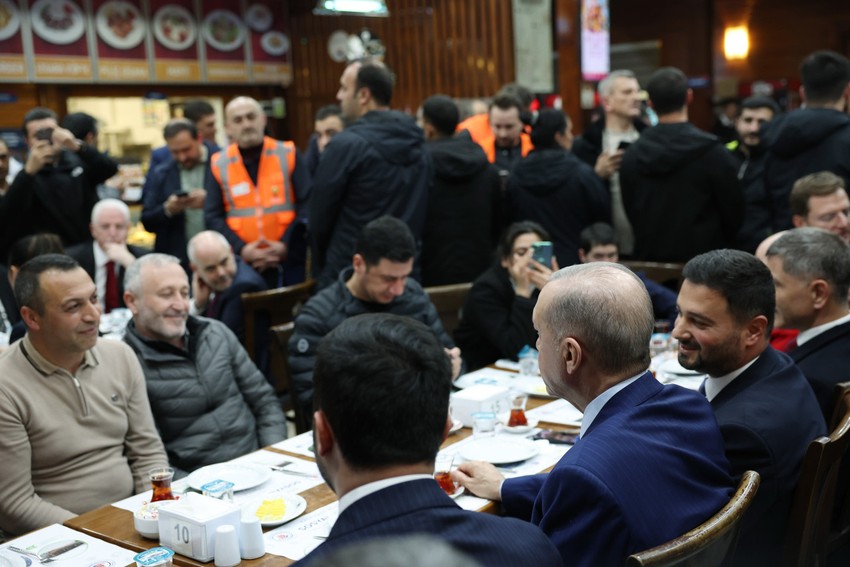 Cumhurbaşkanı Erdoğan geceyi dışarıda geçiren vatandaşlarla sohbet etti - Resim : 2