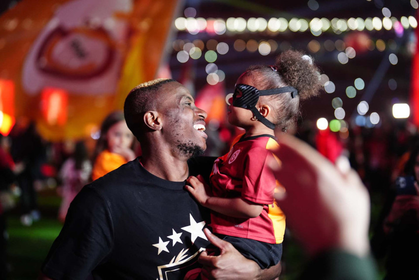 Galatasaraylı futbolculardan coşkulu şampiyonluk kutlaması - Resim : 6