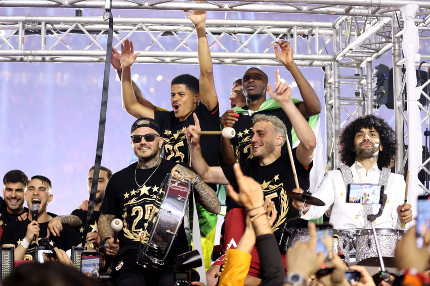 Galatasaraylı futbolculardan coşkulu şampiyonluk kutlaması - Resim : 21