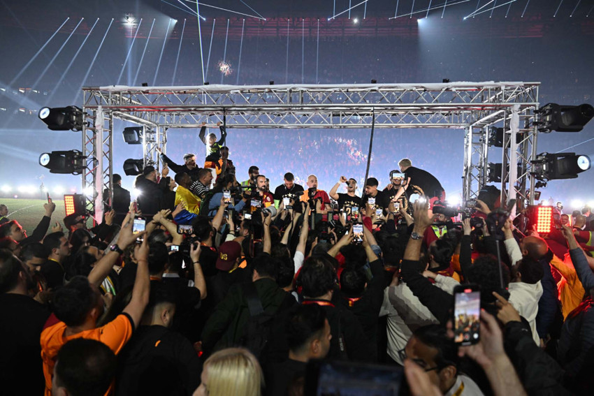 Galatasaraylı futbolculardan coşkulu şampiyonluk kutlaması - Resim : 24