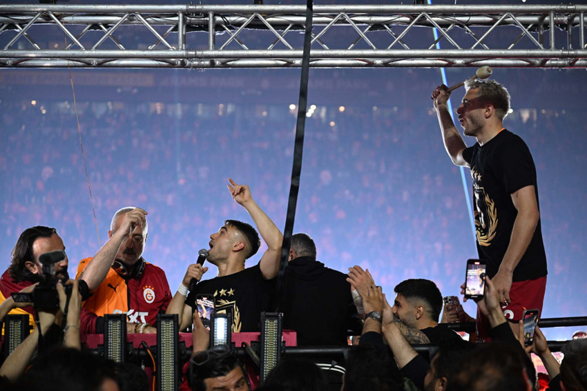 Galatasaraylı futbolculardan coşkulu şampiyonluk kutlaması - Resim : 23