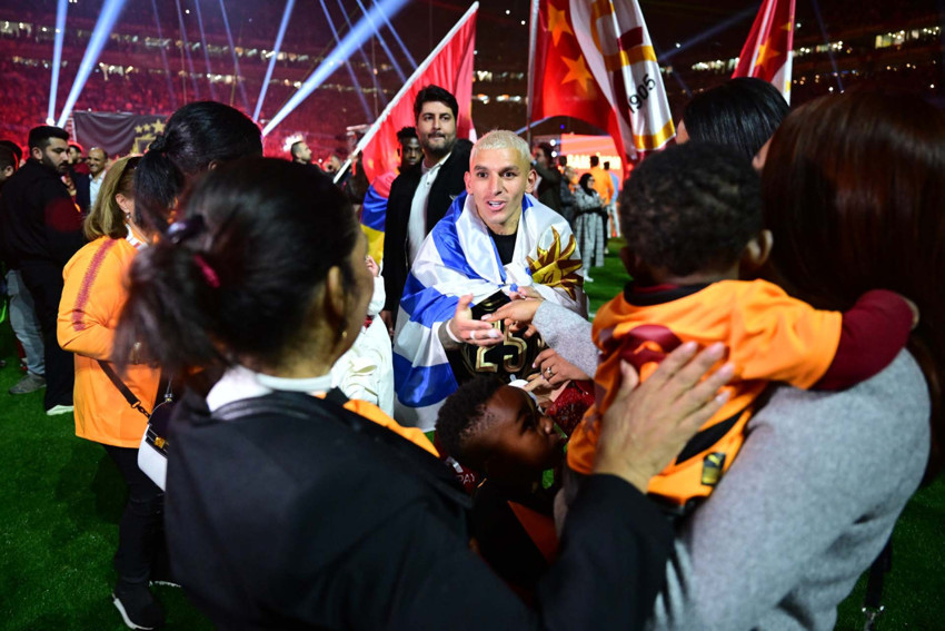 Galatasaraylı futbolculardan coşkulu şampiyonluk kutlaması - Resim : 36