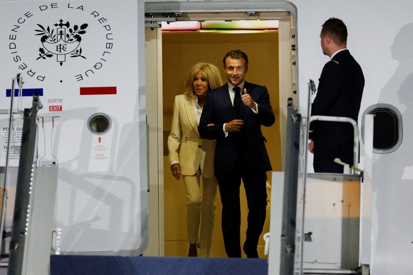Eşi ile yaşadığı tartışma dünya gündemine oturmuştu! Buzlar eridi! Macron bu sefer uçaktan eşiyle kol kola indi - Resim : 2