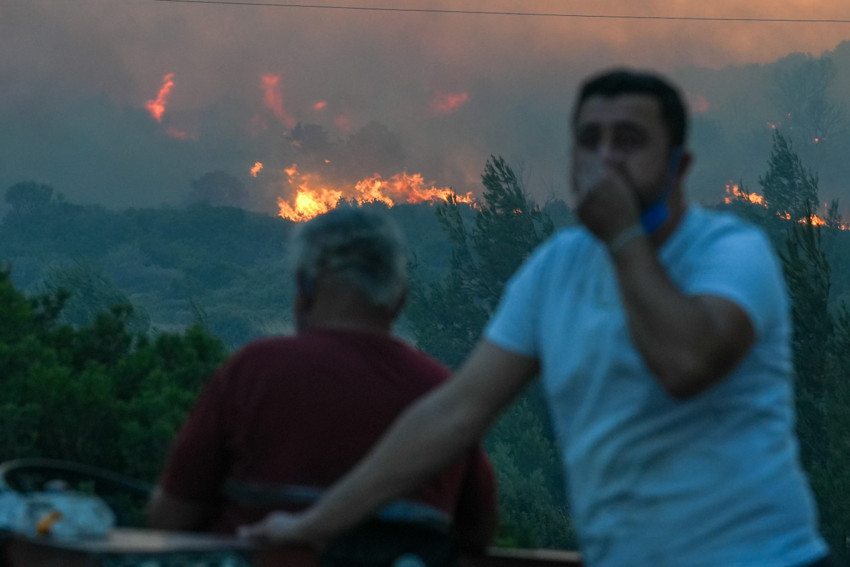 Alevlerle mücadele sürüyor! İzmir Çeşme'de yangın büyüyor... Üç mahalle için tahliye kararı - Resim : 1