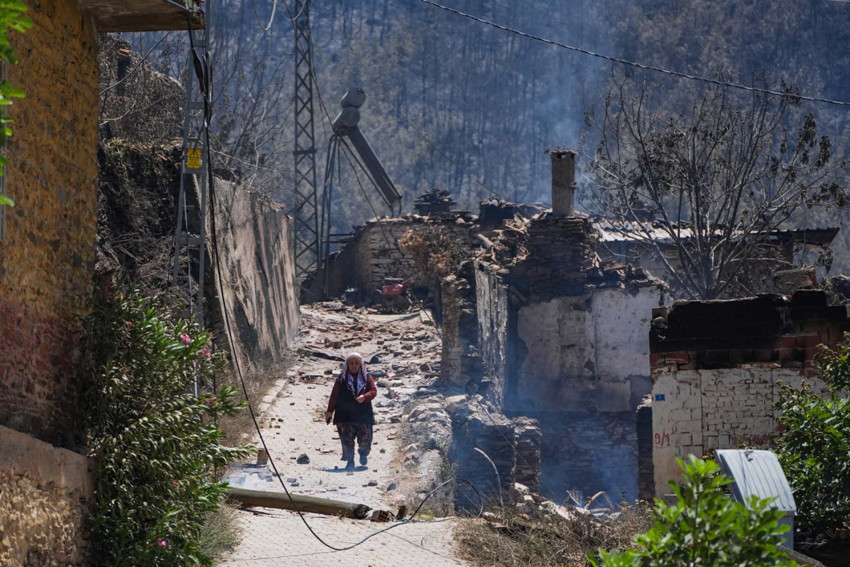Bakan Ali Yerlikaya, İzmir’deki son durumu açıkladı! “228 konut, 15 ahır ağır hasarlı” - Resim : 1