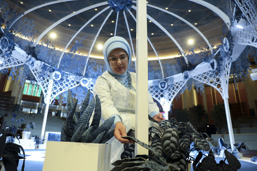 Geri dönüşümün estetik hali! Atık denim sanata dönüştü: Emine Erdoğan "Bahçedeki Sırlar" sergisini açtı! - Resim : 3