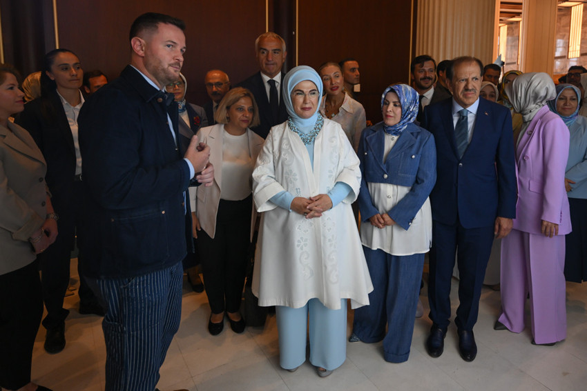 Geri dönüşümün estetik hali! Atık denim sanata dönüştü: Emine Erdoğan "Bahçedeki Sırlar" sergisini açtı! - Resim : 2