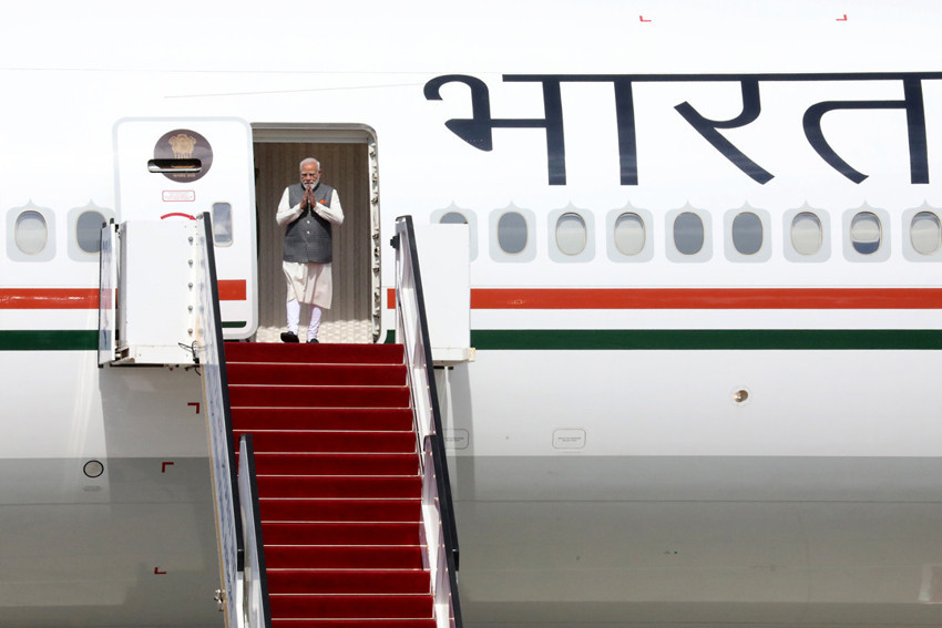 Hindistan Başbakanı Modi İsrail'i ziyaret etti! Uçaktan iner inmez Netanyahu'yu böyle kucakladı - Resim : 1