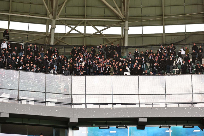 Tribündeki yerini aldı! Serdal Adalı, Kocaelispor maçını taraftarlarla izledi - Resim : 1