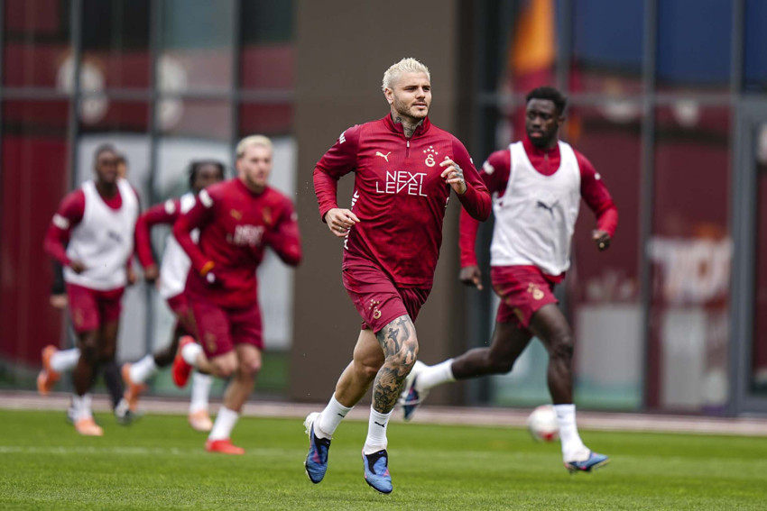 Galatasaray'da coşkulu idman! Taraftarlardan futbolculara büyük destek - Resim : 1