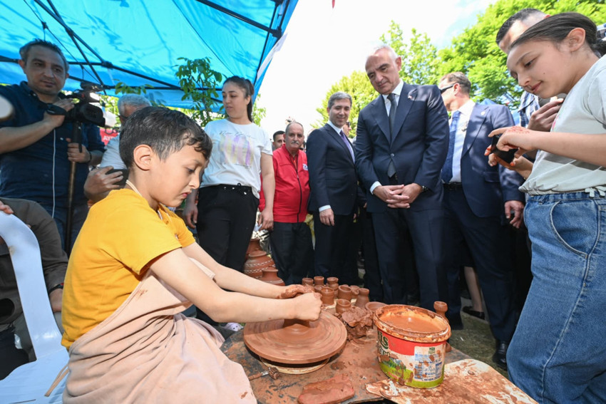 Nazilli'de festival heyecanı! Aydın'ın emeği k&uuml;lt&uuml;r&uuml; ve mimarisi sahneye &ccedil;ıktı! Bakan Ersoy, &uuml;retici ve sanatkarlarla bir araya geldi - Resim : 2