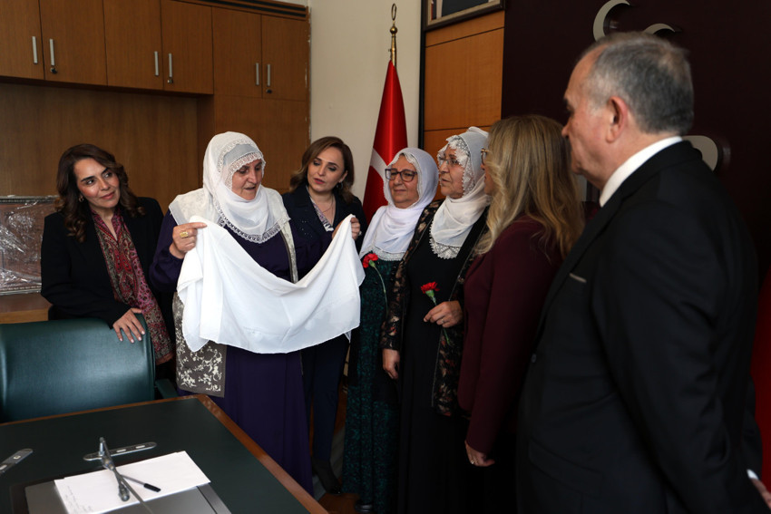 DEM Parti ve Barış Anneleri’nden MHP’ye ziyaret! Beyaz ve sarı tülbentli barış mesajı - Resim : 1