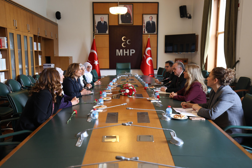 DEM Parti ve Barış Anneleri’nden MHP’ye ziyaret! Beyaz ve sarı tülbentli barış mesajı - Resim : 2