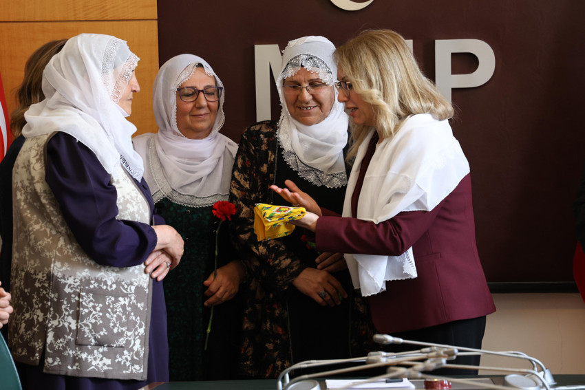 DEM Parti ve Barış Anneleri’nden MHP’ye ziyaret! Beyaz ve sarı tülbentli barış mesajı - Resim : 3