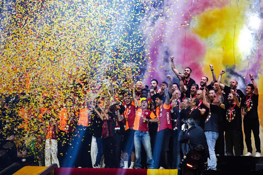 Ali Sami Yen'de muhteşem gece! Süper Lig şampiyonu Galatasaray kupasına kavuştu - Resim : 1
