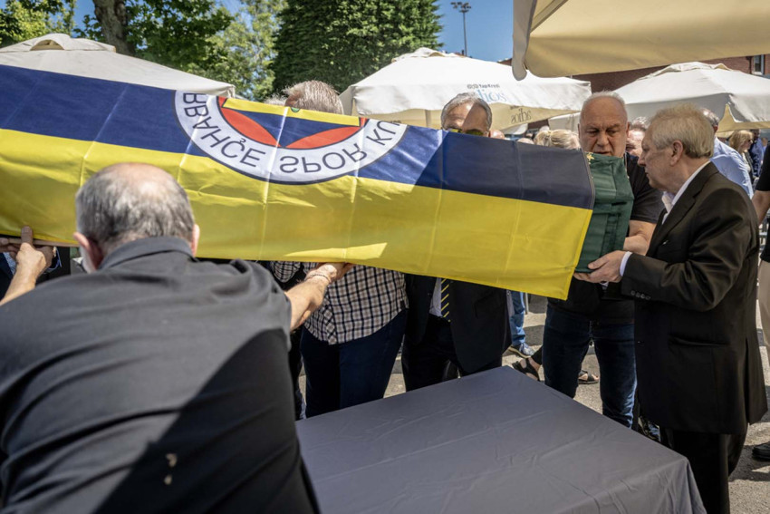 Derviş Köksal Özbek’in cenazesinde duygusal anlar! Başkan Aziz Yıldırım gözyaşlarına hakim olamadı! - Resim : 3