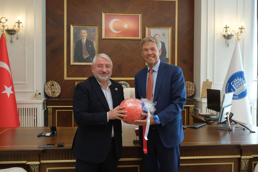 Başkanla büyükelçi makam odasında futbol oynadı! - Resim : 1
