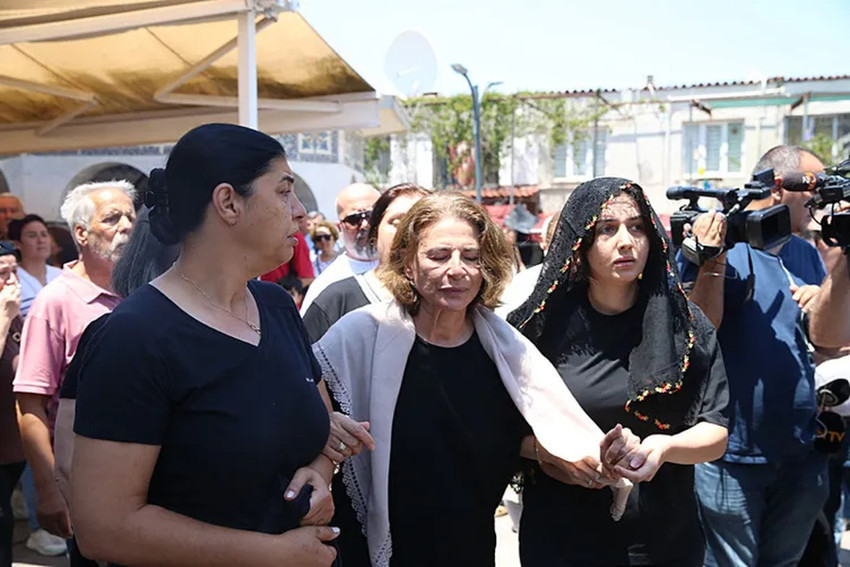Ece İrtem'in cenazesinde tepki çeken görüntü! Deniz Seki ateş püskürdü - Resim : 2