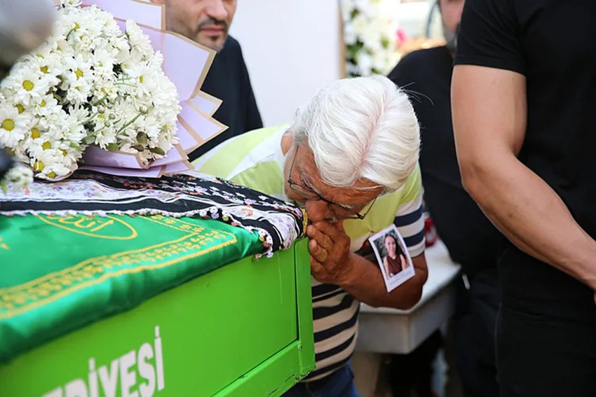 Ece İrtem'in cenazesinde tepki çeken görüntü! Deniz Seki ateş püskürdü - Resim : 3