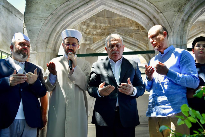 Mimar Sinan&rsquo;ın vasiyeti S&uuml;leymaniye&rsquo;de yaşatıldı! G&uuml;rsoy Vakfı ve Fatih Belediyesi iş birliğiyle binlerce vatandaşa aşure ikram edildi - Resim : 2