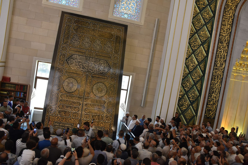 Kabe kapısı örtüsü Şahinbey'de ziyarete açıldı! Başkan Tahmazoğlu: Oraya olan hasretimiz bir nebze dinmiş olur - Resim : 1